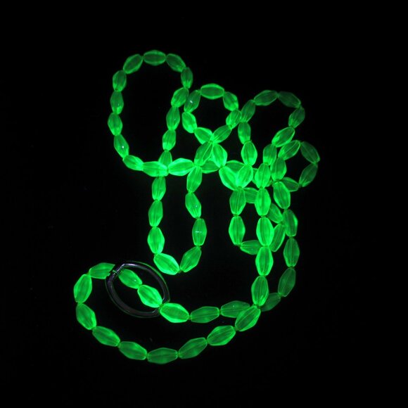 Uranium glass bead necklace - Picture 12 of 13